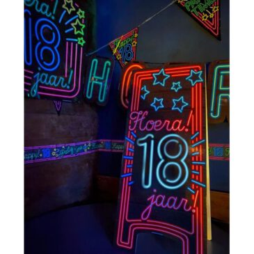 Box 2 18 jaar NEON